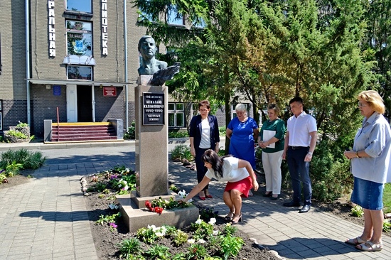 Памяць Мікалая Калінковіча ў Лунінцы адзначылі перадачай краязнаўчых кніг у цэнтральную бібліятэку