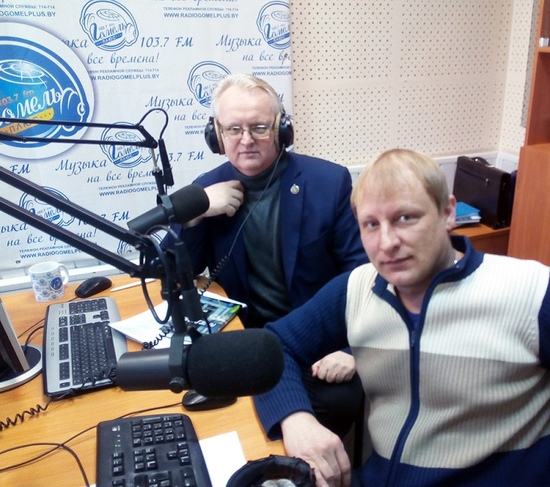 У Гомелі ў Міжнародны дзень роднай мовы сустрэчы з чытачамі праходзілі ў радыёэфіры. І не толькі