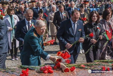 «Памяти павших, во славу живых»