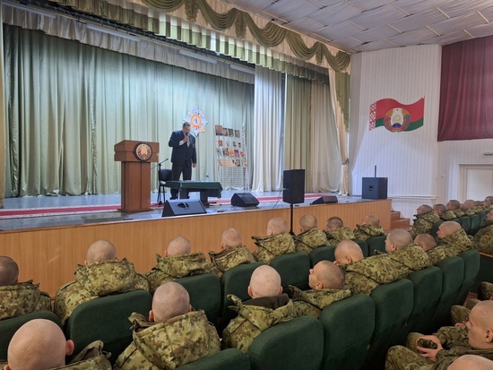 Поэт Александр Морозов встретился с пограничниками-новобранцами