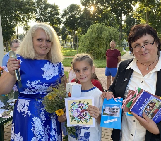 Писательница на празднике цветов