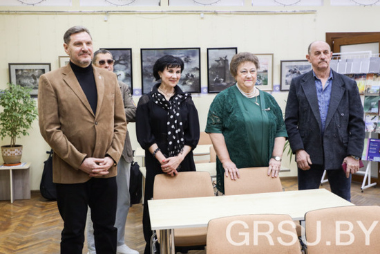 Пісьменнікі Гродзеншчыны наведалі выставу «Бацькаўшчына светлая мая»