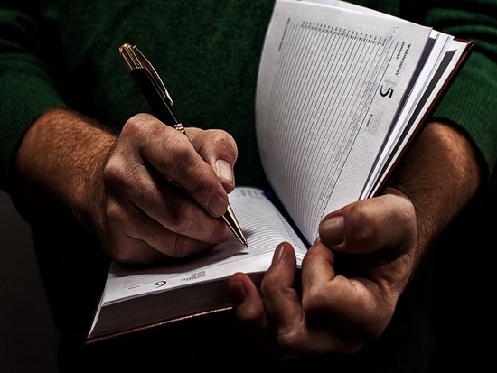 «Пишите о том, что не дает вам спать по ночам». Что такое автофикшн, и почему нам всем стоит попробовать себя в этом жанре