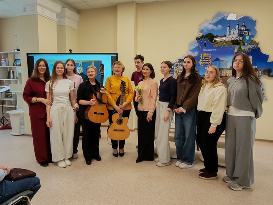 “Пад белым ветразем пяра…”