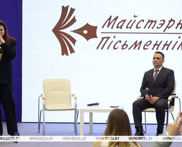 Жизненный опыт, любовь, единомышленники. Что вдохновляет молодежь Беларуси писать стихи